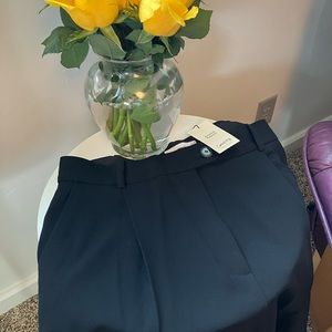 Gorgeous polyester crepe pleated black straight leg trousers. Black Sz 10. NWT